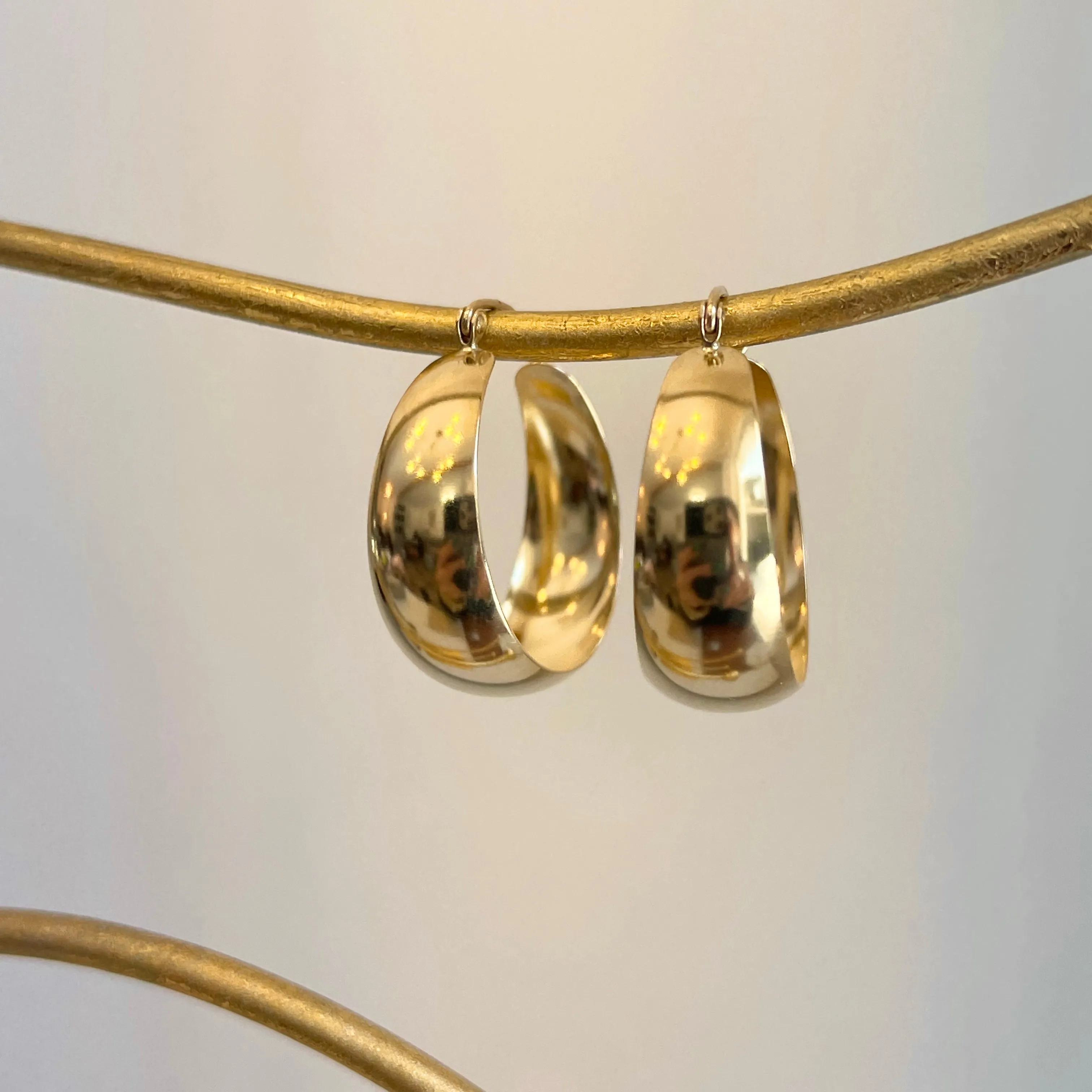 14KT Yellow Gold Chunky Tapered Round Hoop Earrings 27mm