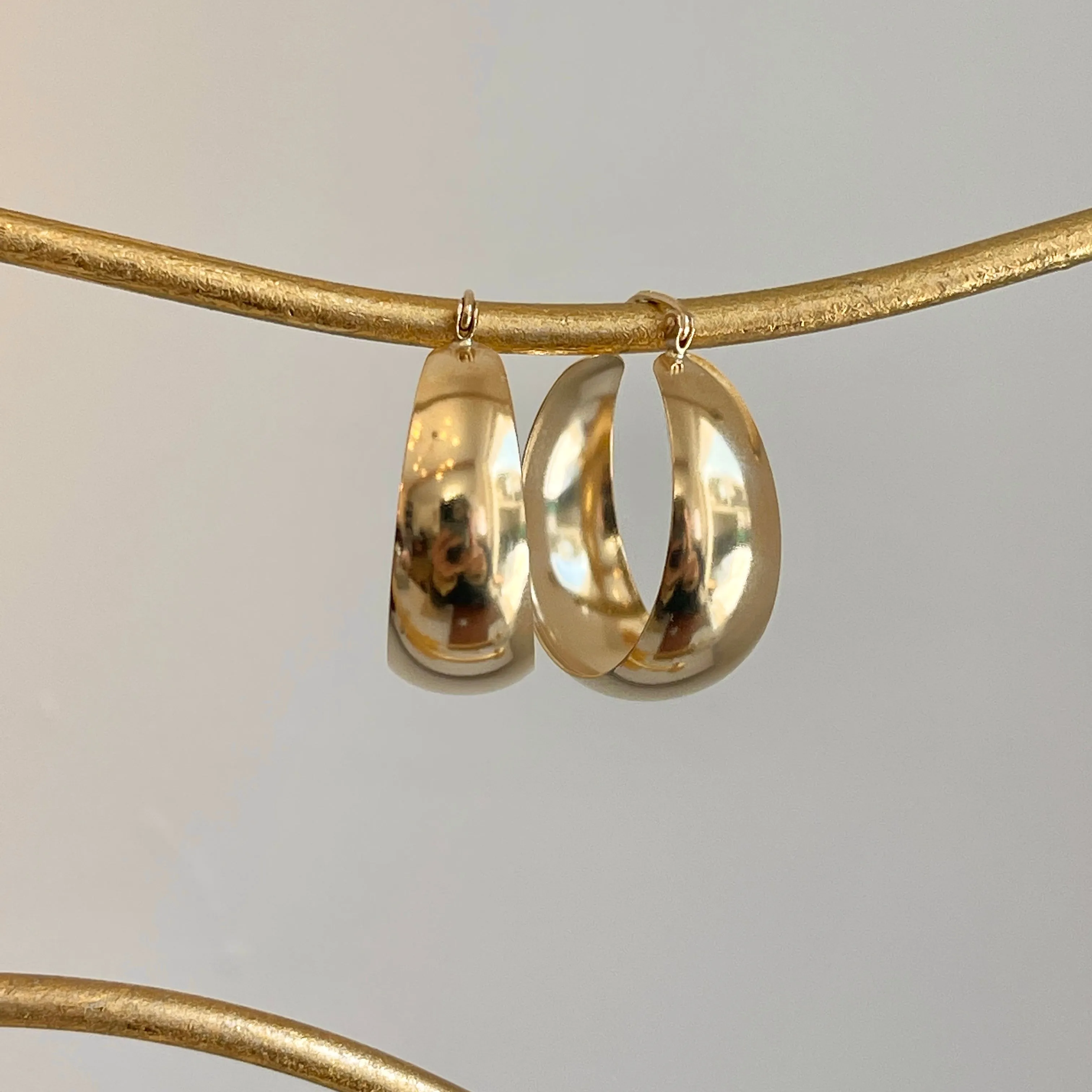 14KT Yellow Gold Chunky Tapered Round Hoop Earrings 27mm