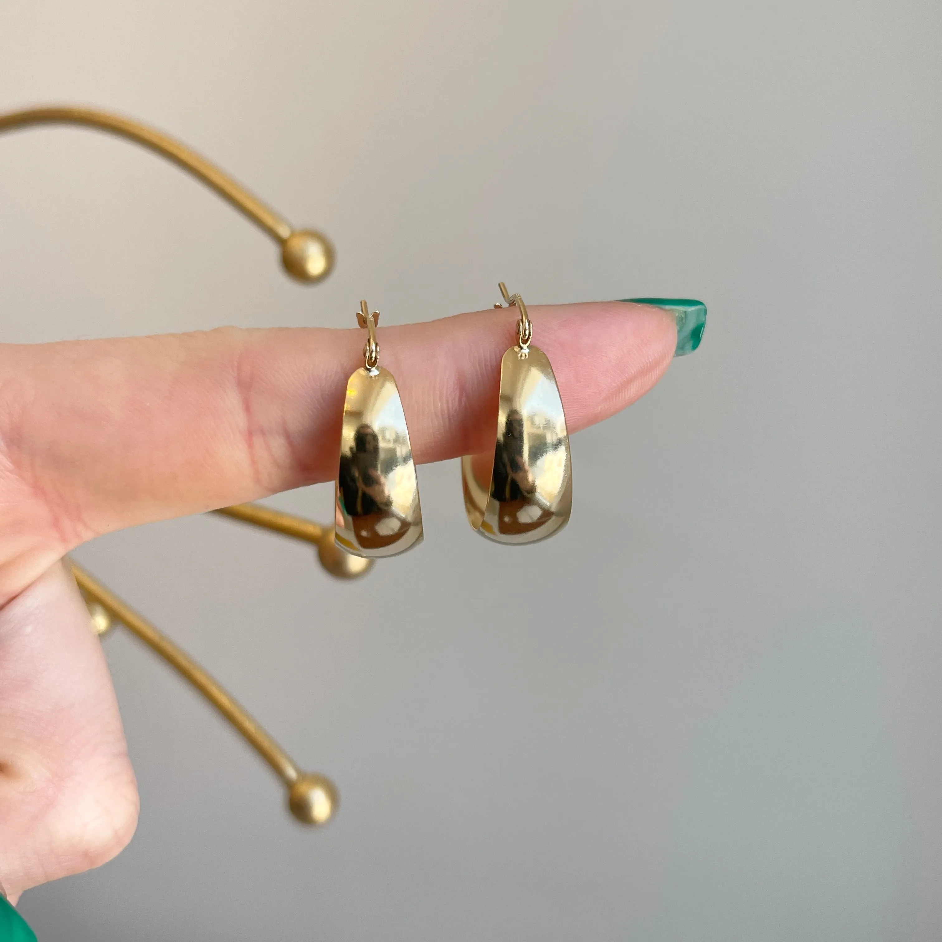 14KT Yellow Gold Chunky Tapered Round Hoop Earrings 27mm