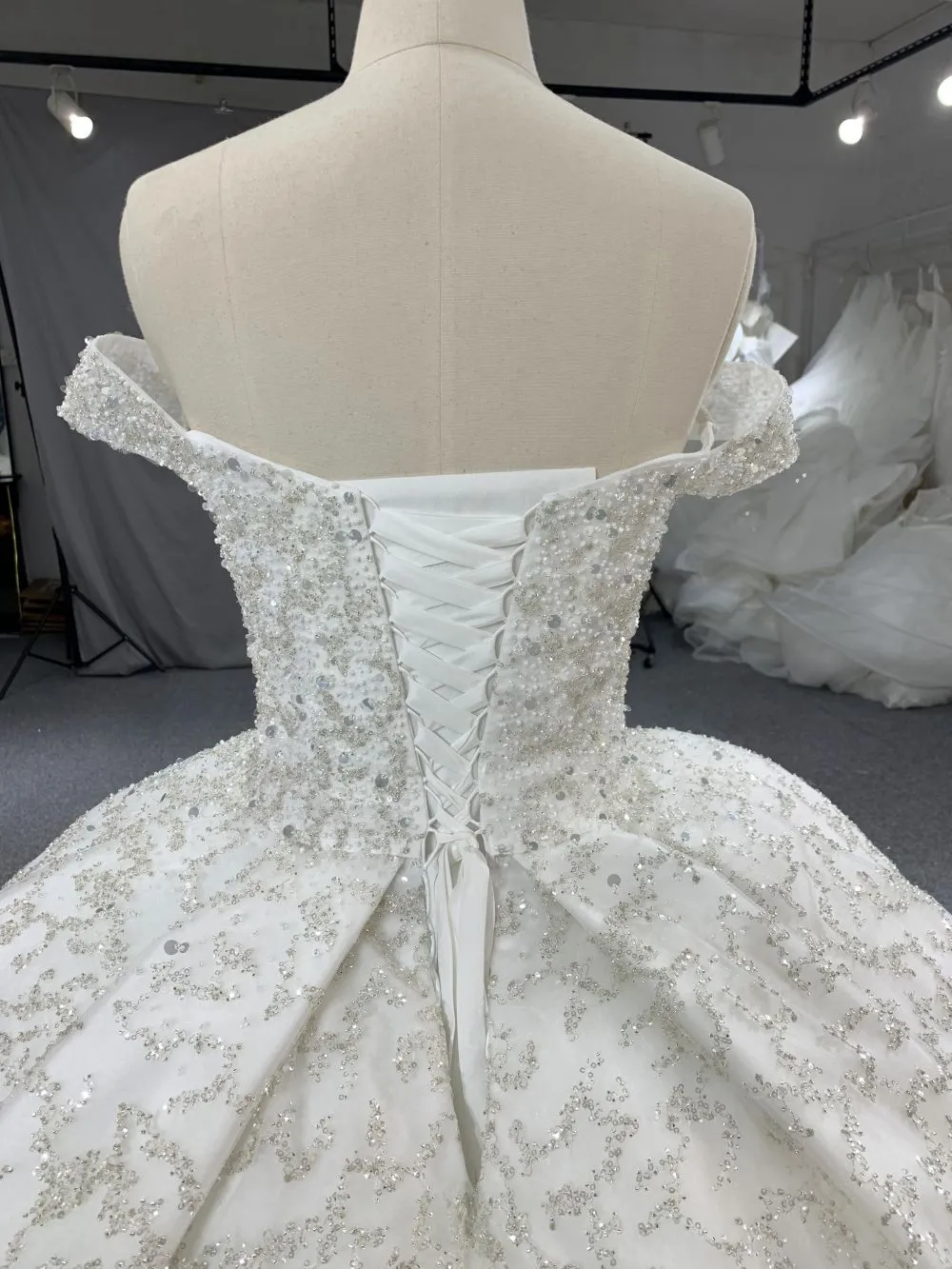 B210# Princess cut wedding dress with open back and sweetheart neckline