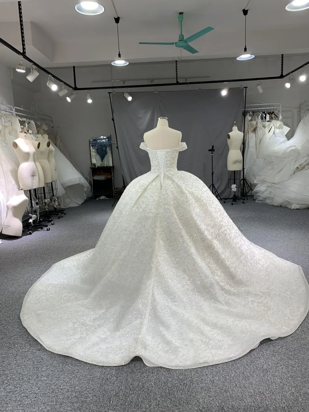B210# Princess cut wedding dress with open back and sweetheart neckline