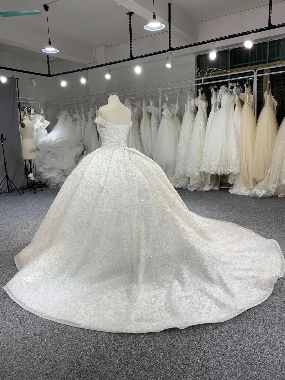 B210# Princess cut wedding dress with open back and sweetheart neckline