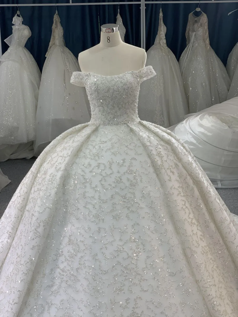 B210# Princess cut wedding dress with open back and sweetheart neckline