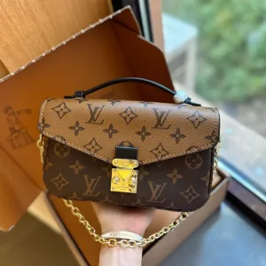 Fashionable four-leaf clover letter lock crossbody bag