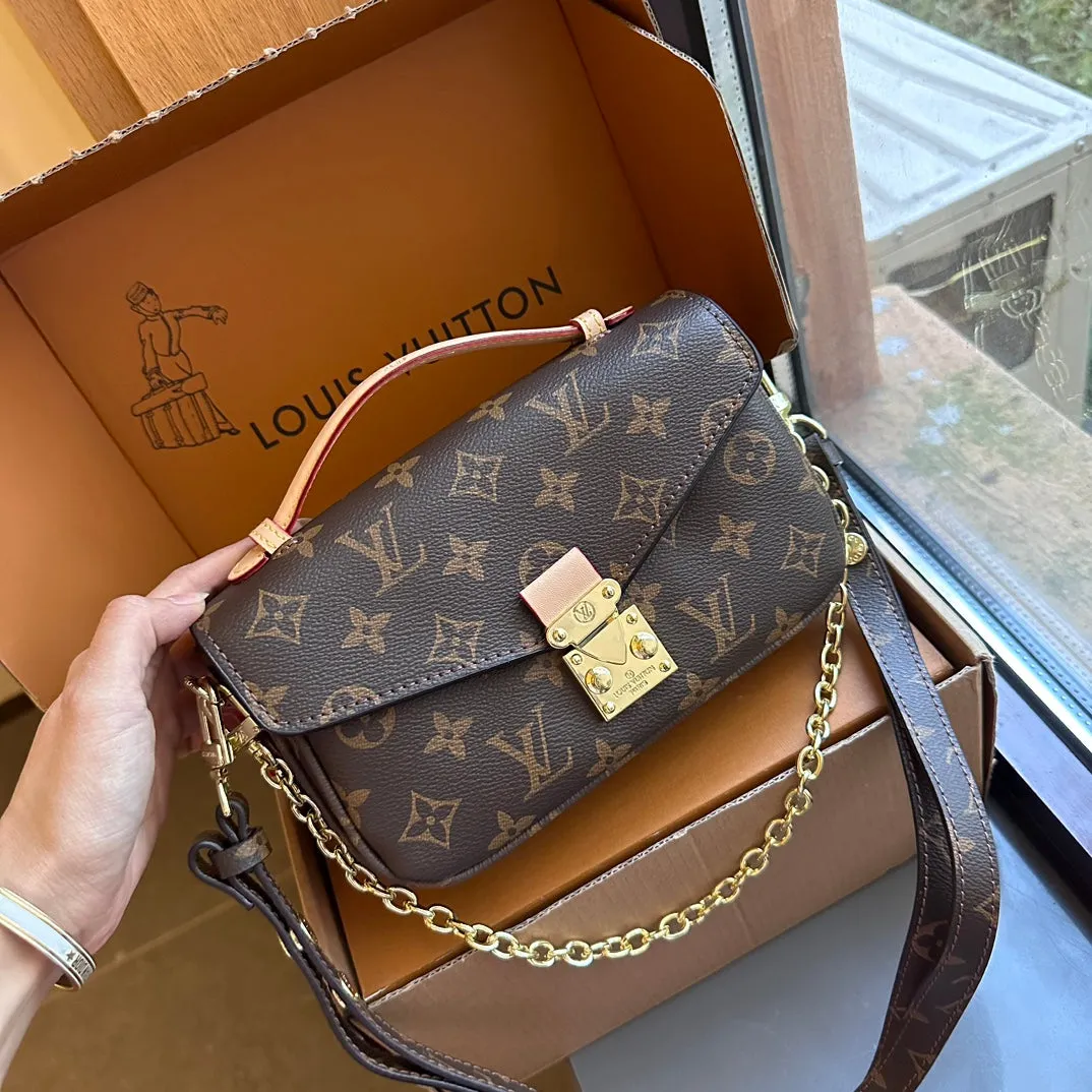 Fashionable four-leaf clover letter lock crossbody bag
