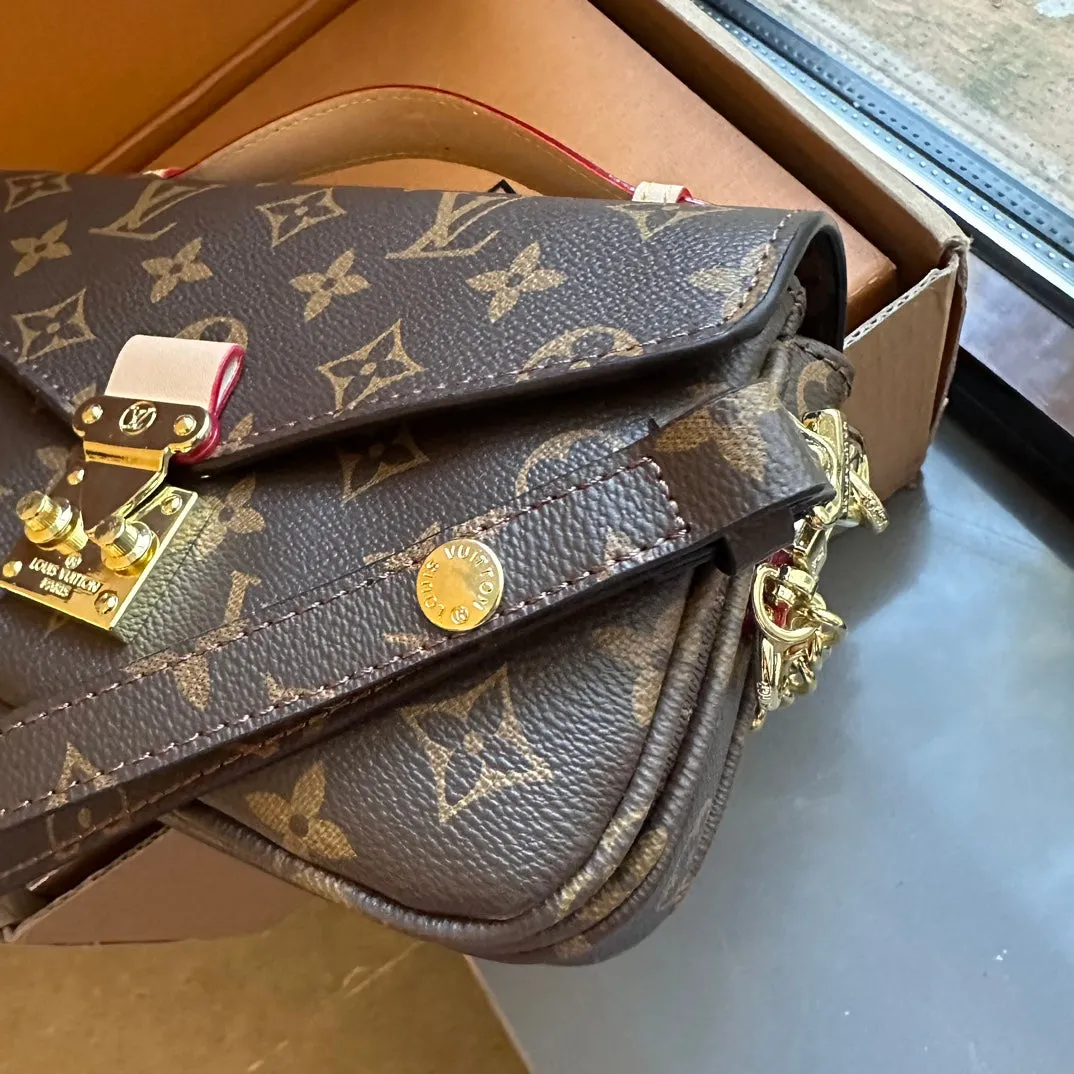 Fashionable four-leaf clover letter lock crossbody bag