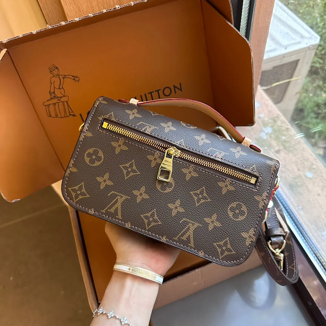 Fashionable four-leaf clover letter lock crossbody bag