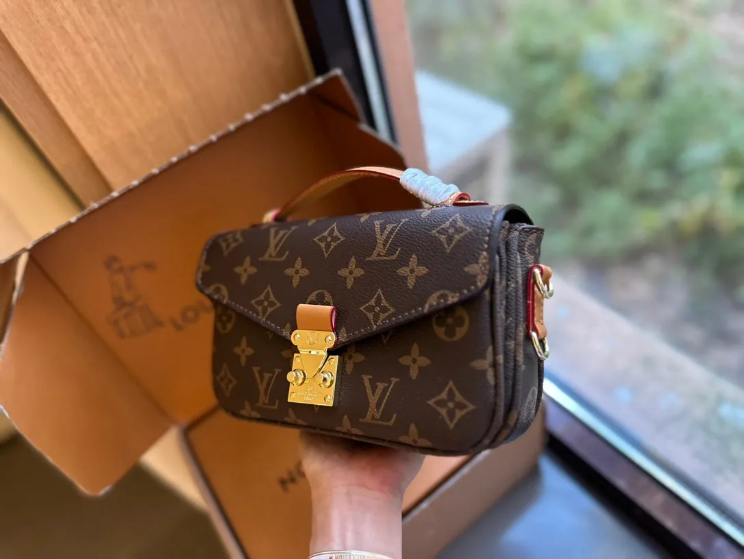 Fashionable four-leaf clover letter lock crossbody bag