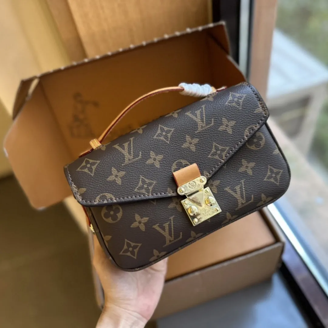 Fashionable four-leaf clover letter lock crossbody bag