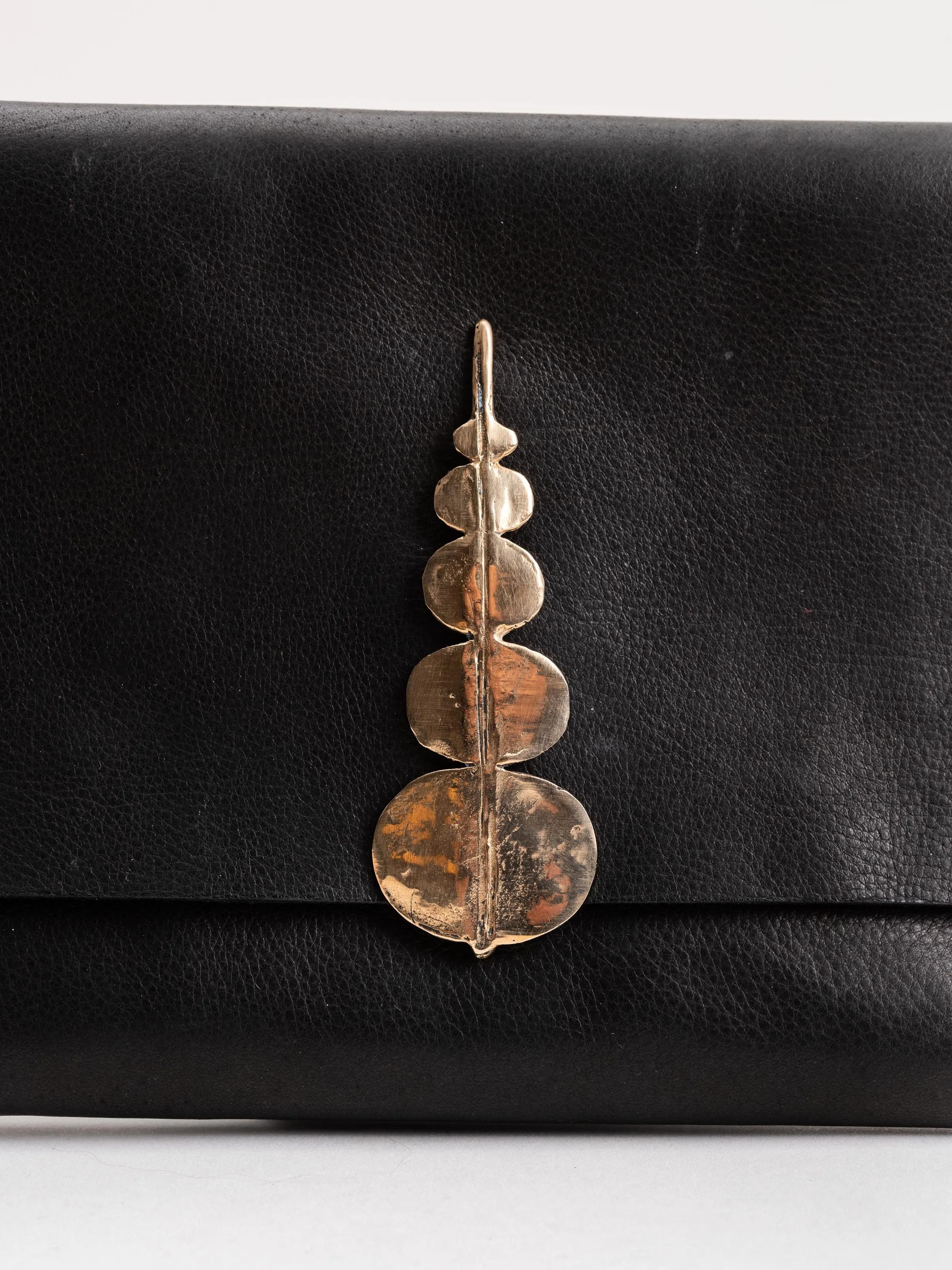 orb leaf clutch - black