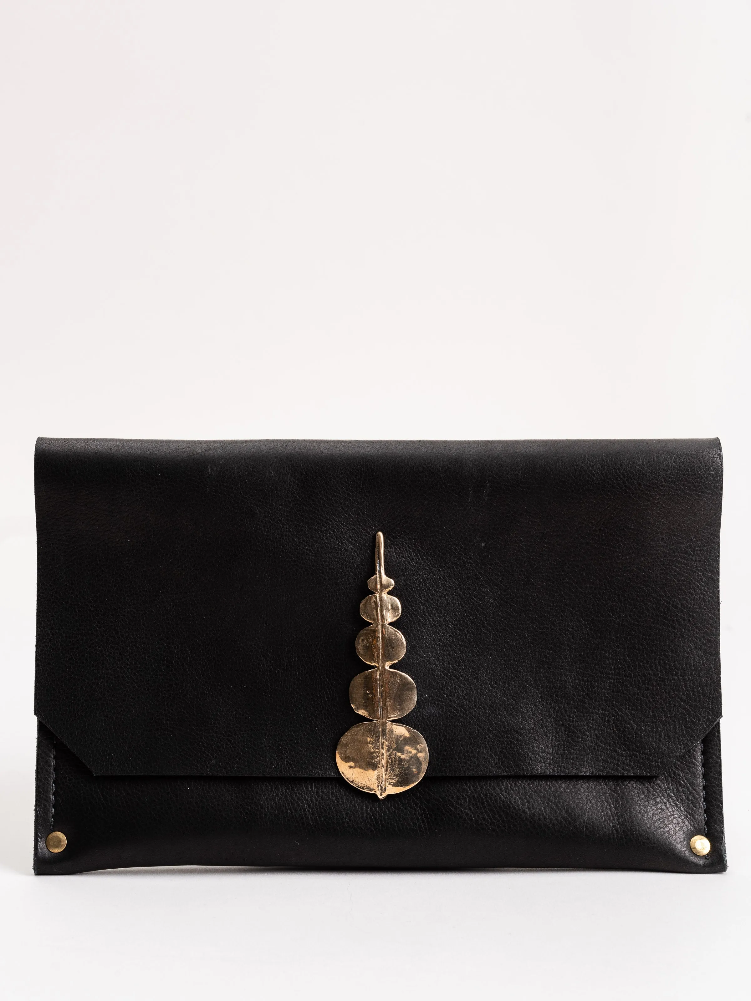 orb leaf clutch - black