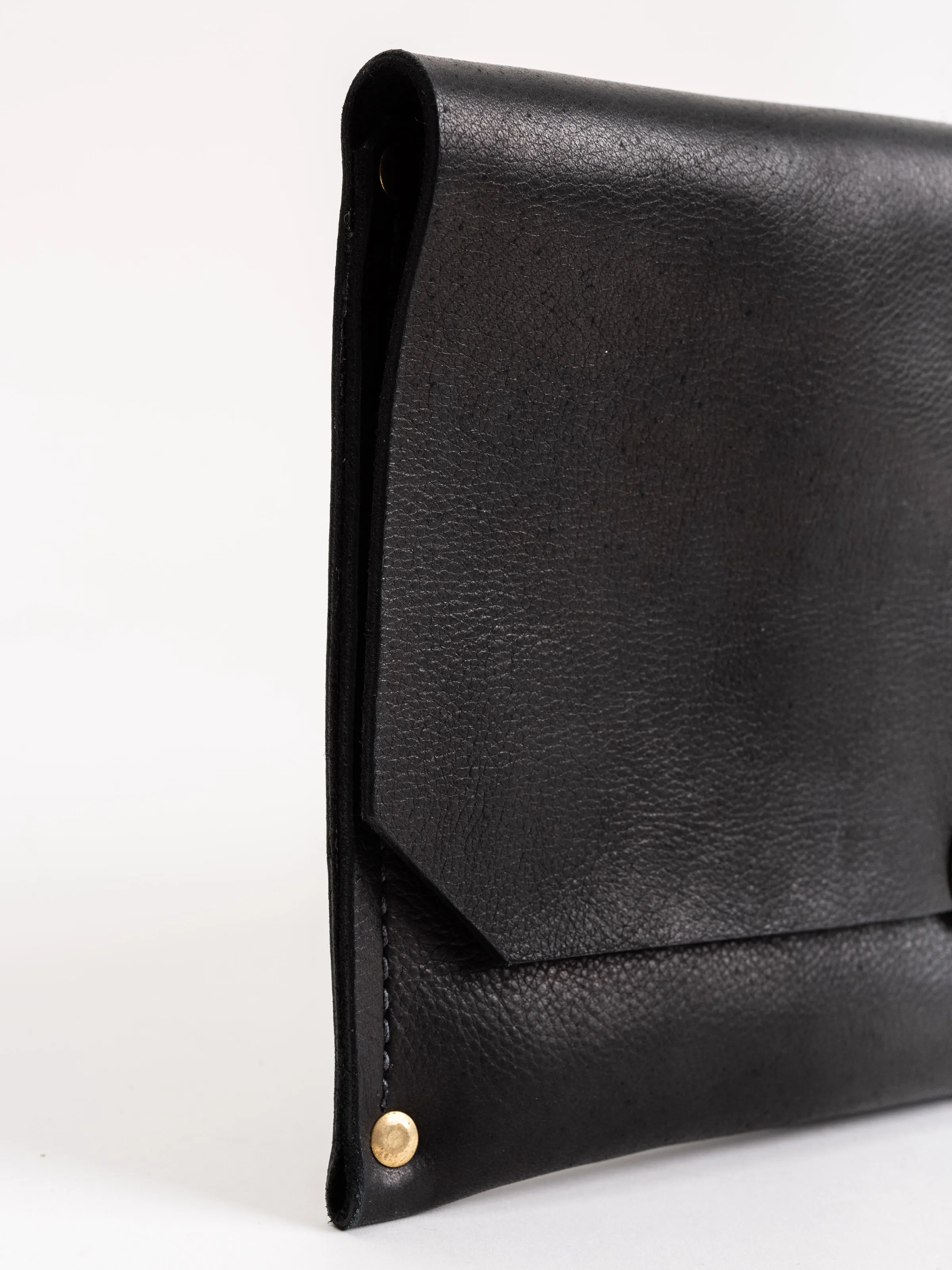orb leaf clutch - black