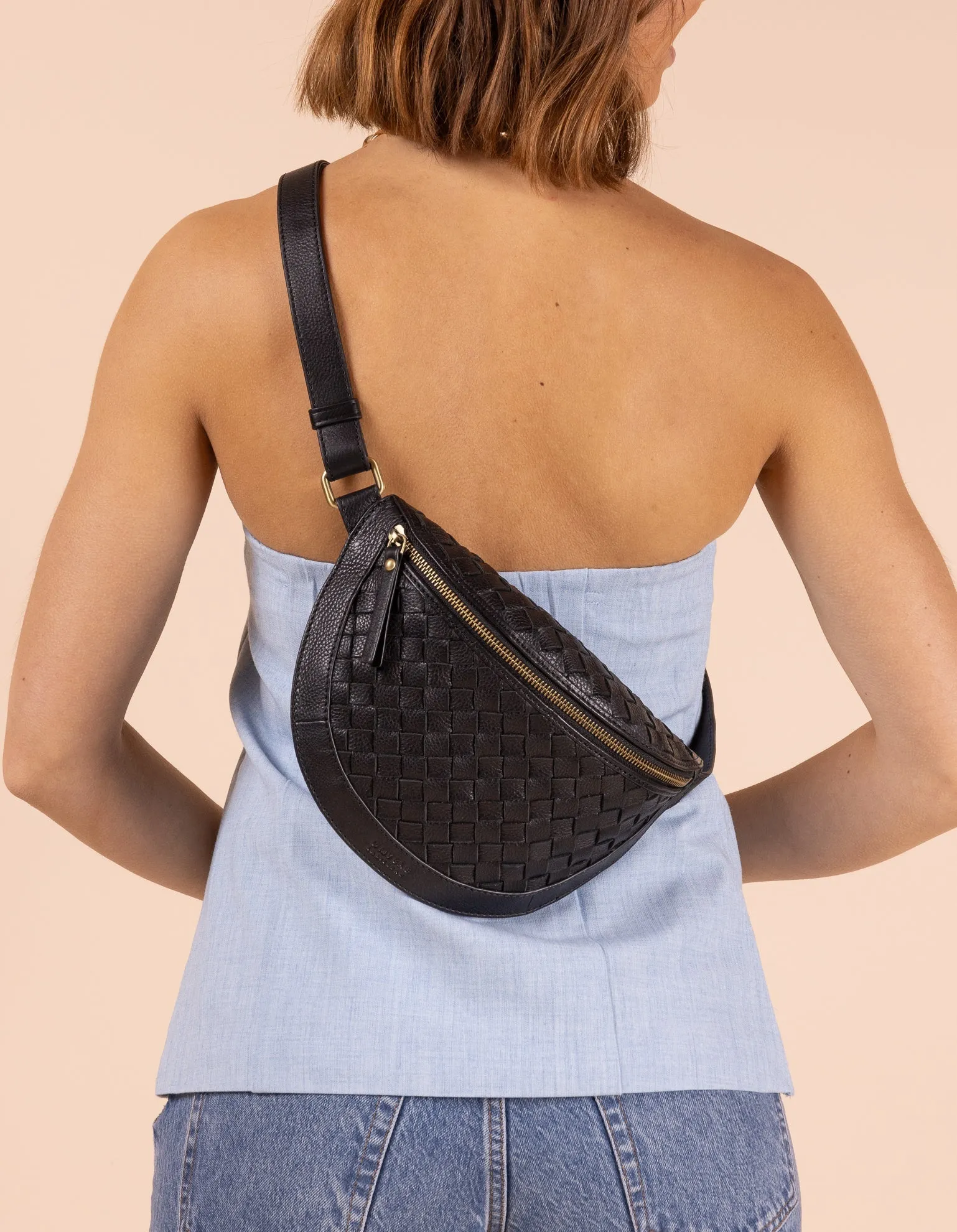 Ray Bumbag Woven Soft Grain Leather Black