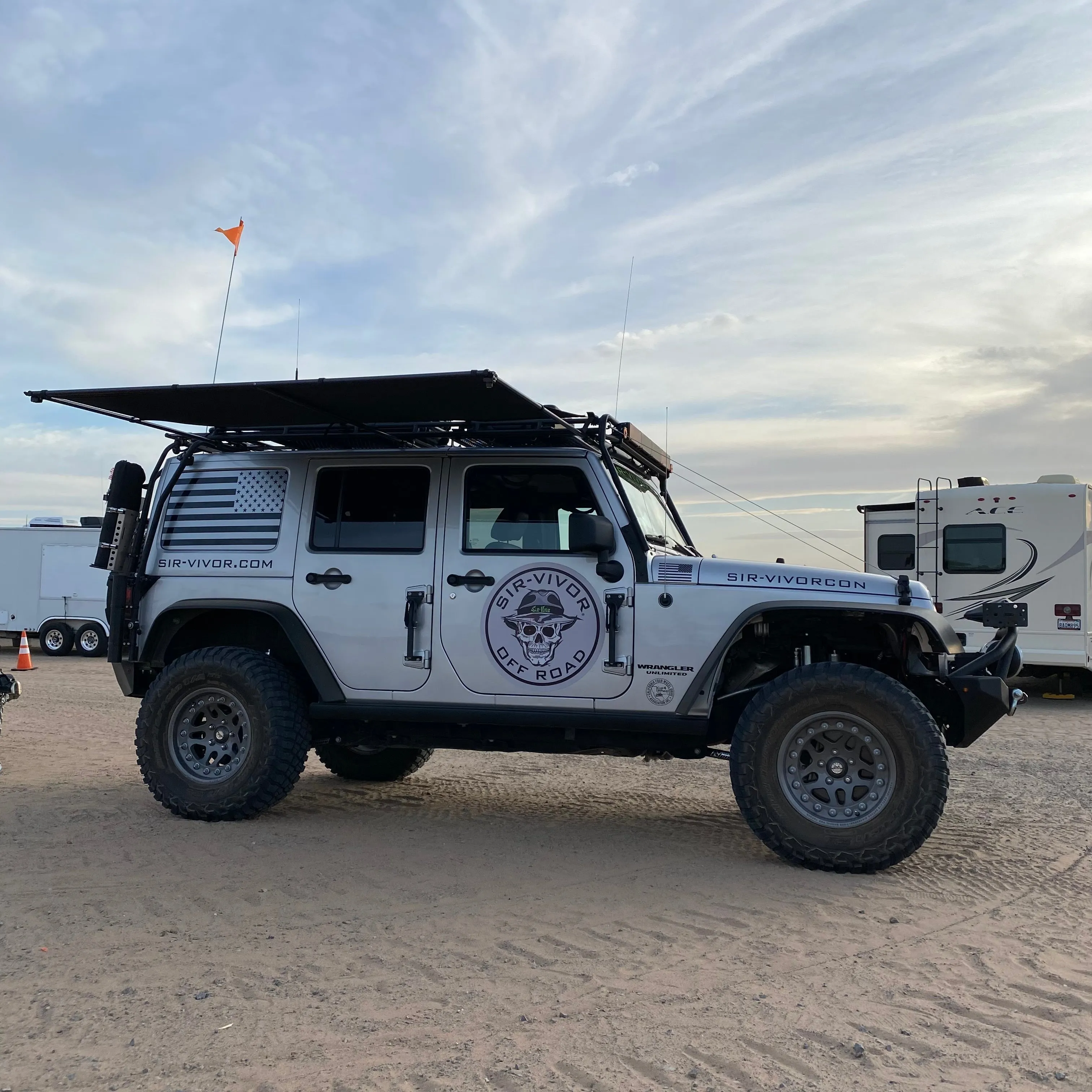 Sir-Shade™ Telescoping Awning System JK 4-Door for Gobi Rack