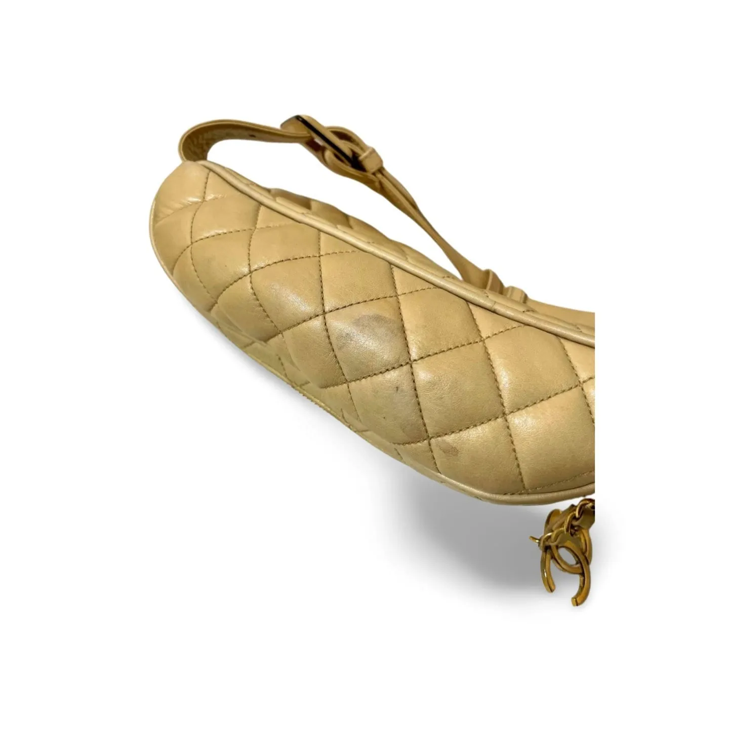 Vintage CHANEL beige lamb leather waist bag, fanny pack with double buckle belt and a golden dangling CC charm. Size 28"- 33". 051205ac1